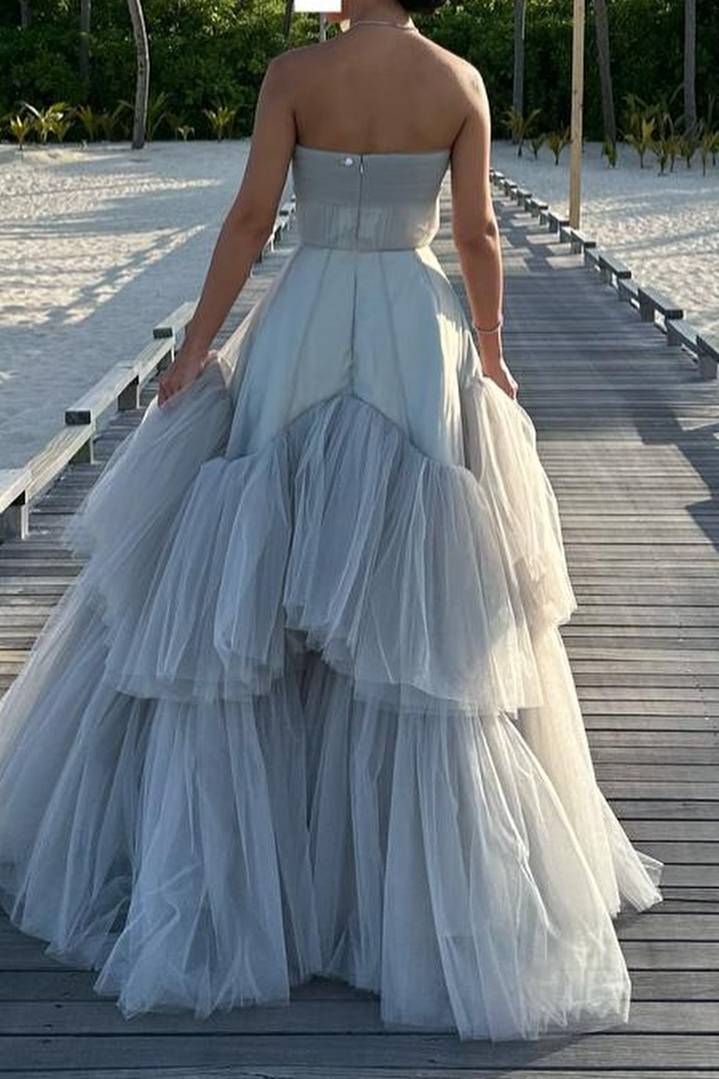 Mika | Vestido de fiesta largo de tul con corte A, sin tirantes y con cuentas