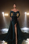 Vestido de fiesta moderno de terciopelo verde oscuro con corte en A, hombros descubiertos, mangas largas y abertura