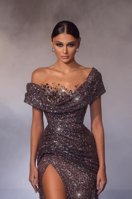 Modernes langes Meerjungfrau-Ballkleid mit schulterfreiem Pailletten- und Perlenbesatz und Schlitz