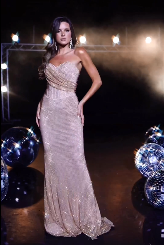 Vestido de noche moderno de sirena sin mangas con lentejuelas y hombros descubiertos en color rosa