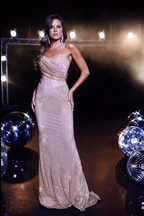 Vestido de noche moderno de sirena sin mangas con lentejuelas y hombros descubiertos en color rosa