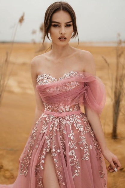 Schlichtes, trägerloses, langes Ballkleid aus Tüllspitze in A-Linie mit Schlitz