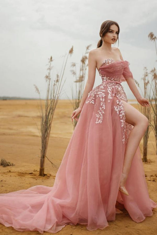 Schlichtes, trägerloses, langes Ballkleid aus Tüllspitze in A-Linie mit Schlitz