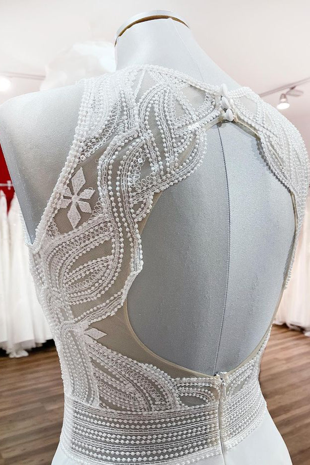 Vestido de novia modesto largo de gasa con apliques de joya y espalda abierta