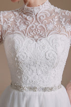 Vestidos de novia modestos largos de corte A con cuello alto, tul y encaje con mangas