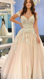 Vestido de novia modesto largo de tul con encaje y hombros descubiertos en forma de A