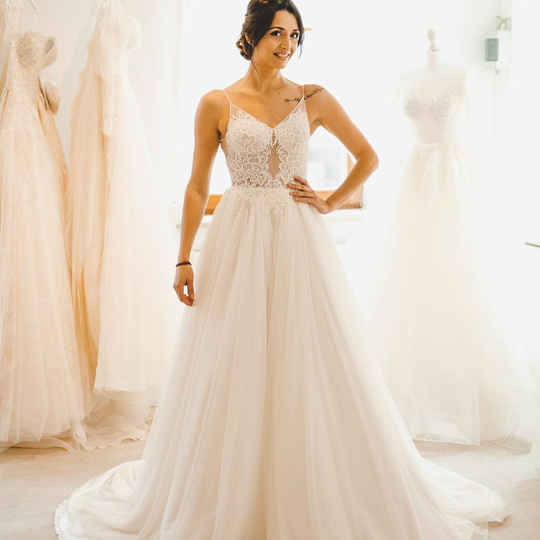 Schlichtes langes rückenfreies A-Linien-Brautkleid mit Spaghettiträgern