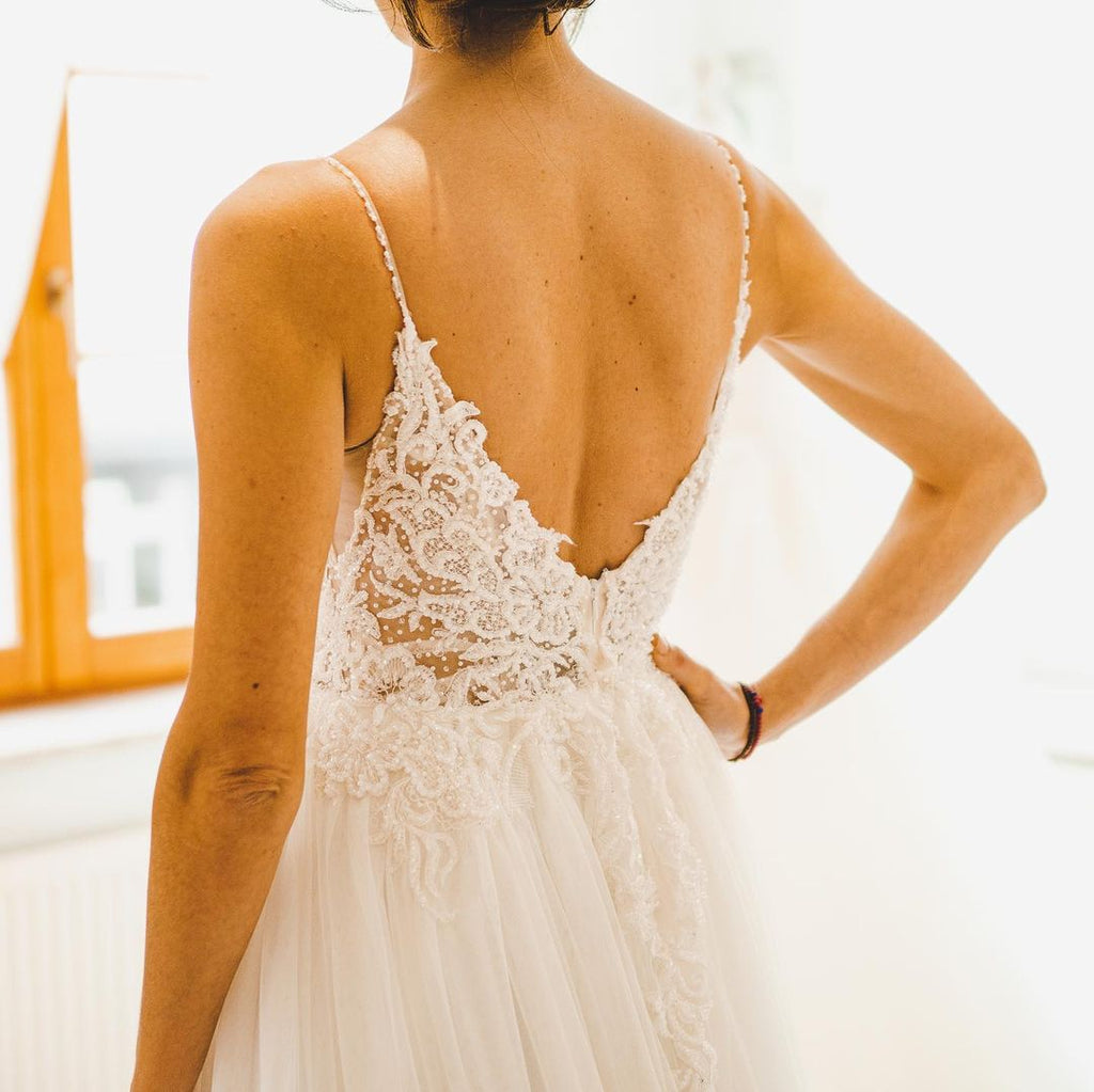 Schlichtes langes rückenfreies A-Linien-Brautkleid mit Spaghettiträgern