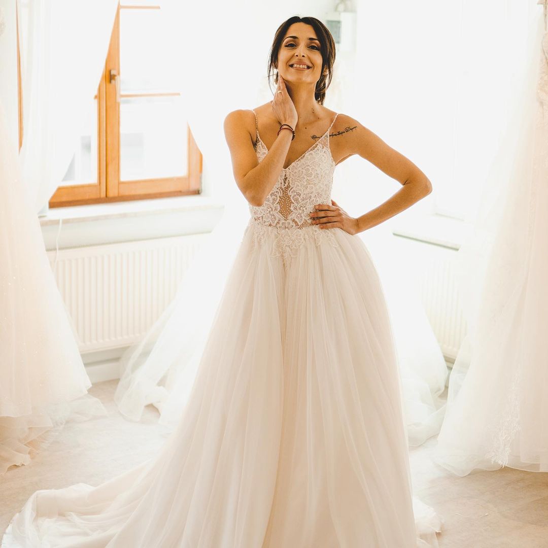 Schlichtes langes rückenfreies A-Linien-Brautkleid mit Spaghettiträgern