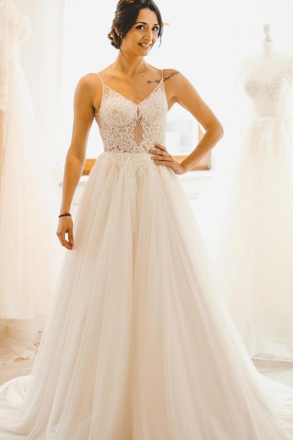 Schlichtes langes rückenfreies A-Linien-Brautkleid mit Spaghettiträgern
