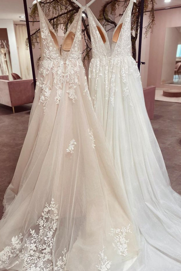 Vestido de novia modesto largo de corte A con escote en V y espalda descubierta de tul y encaje
