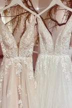Vestido de novia modesto largo de corte A con escote en V y espalda descubierta de tul y encaje