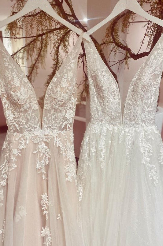 Vestido de novia modesto largo de corte A con escote en V y espalda descubierta de tul y encaje