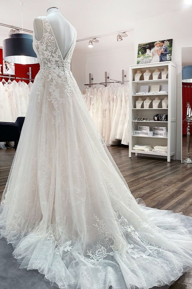 Schlichtes langes A-Linien-Brautkleid mit V-Ausschnitt, offenem Rücken und Spitzenapplikationen