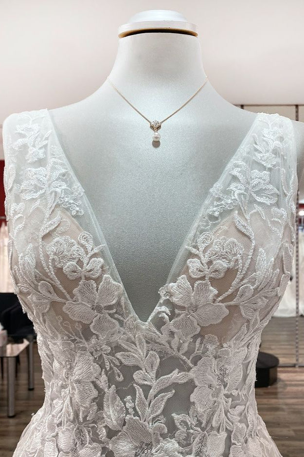 Schlichtes langes A-Linien-Brautkleid mit V-Ausschnitt, offenem Rücken und Spitzenapplikationen
