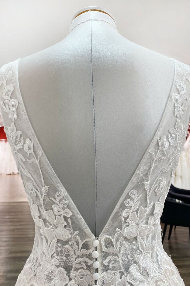 Schlichtes langes A-Linien-Brautkleid mit V-Ausschnitt, offenem Rücken und Spitzenapplikationen