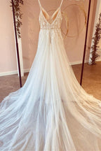 Vestido de novia modesto largo de corte A con escote en V, tirantes finos de tul y apliques de encaje