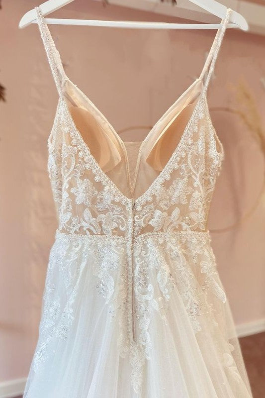 Vestido de novia modesto largo de corte A con escote en V, tirantes finos de tul y apliques de encaje