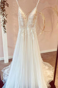 Vestido de novia modesto largo de corte A con escote en V, tirantes finos de tul y apliques de encaje