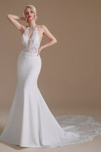 Schlichtes langes Meerjungfrau-Brautkleid mit Neckholder und rückenfreiem Satin und Spitzenapplikationen