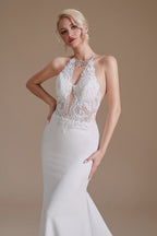 Schlichtes langes Meerjungfrau-Brautkleid mit Neckholder und rückenfreiem Satin und Spitzenapplikationen