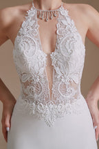 Schlichtes langes Meerjungfrau-Brautkleid mit Neckholder und rückenfreiem Satin und Spitzenapplikationen