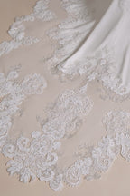 Schlichtes langes Meerjungfrau-Brautkleid mit Neckholder und rückenfreiem Satin und Spitzenapplikationen