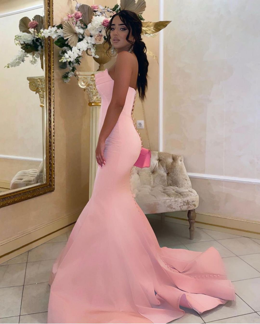Schlichtes langes Meerjungfrau-Ballkleid ohne Träger in Satin-Rosa