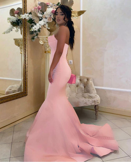 Schlichtes langes Meerjungfrau-Ballkleid ohne Träger in Satin-Rosa
