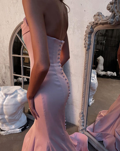 Schlichtes langes Meerjungfrau-Ballkleid ohne Träger in Satin-Rosa
