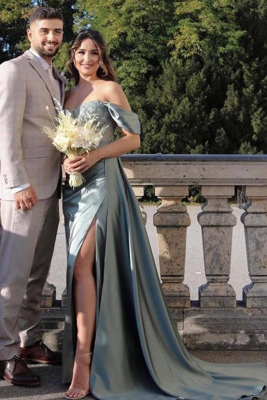Schlichtes, langes, schulterfreies Meerjungfrauen-Ballkleid aus Satin mit Schlitz
