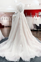Vestido de novia largo de princesa con escote en V, tirantes finos de tul y encaje