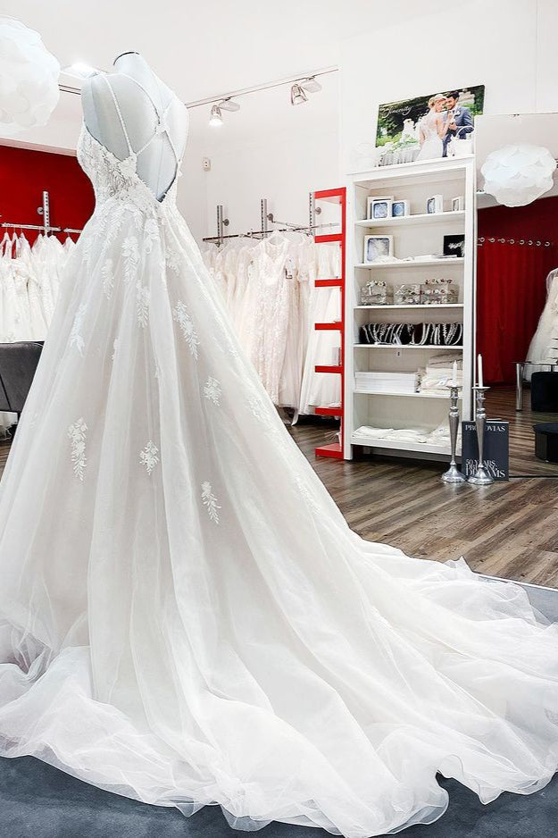 Vestido de novia largo de princesa con escote en V, tirantes finos de tul y encaje