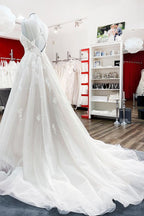 Vestido de novia largo de princesa con escote en V, tirantes finos de tul y encaje