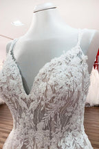 Vestido de novia largo de princesa con escote en V, tirantes finos de tul y encaje