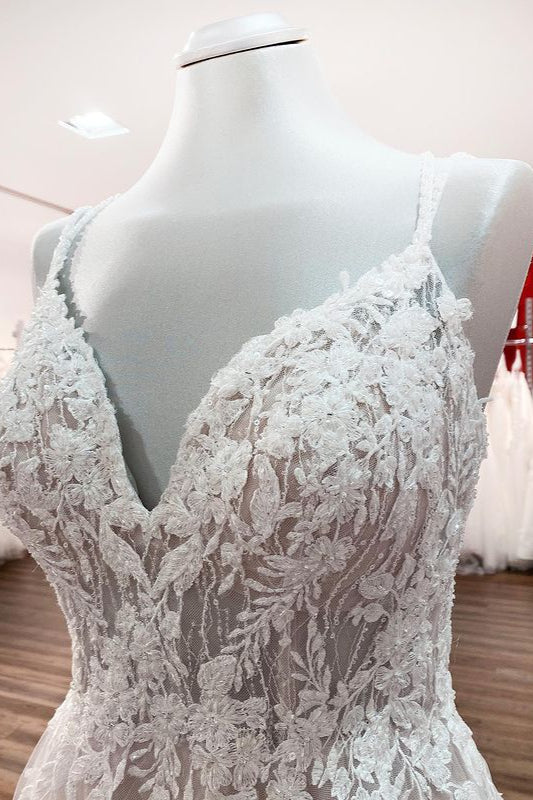 Vestido de novia largo de princesa con escote en V, tirantes finos de tul y encaje