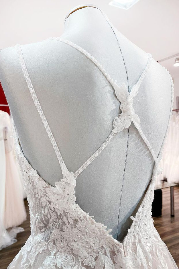 Vestido de novia largo de princesa con escote en V, tirantes finos de tul y encaje