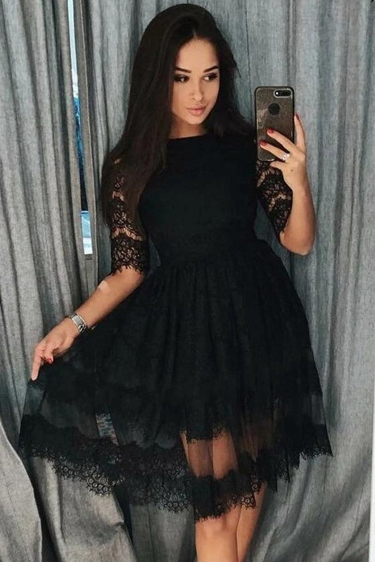 Schlichtes kurzes schwarzes Ballkleid mit Spitze in A-Linie und Ärmeln