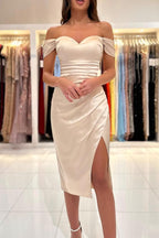 Schlichtes kurzes Meerjungfrau-Abendkleid aus Satin mit schulterfreiem Schnitt und Schlitz