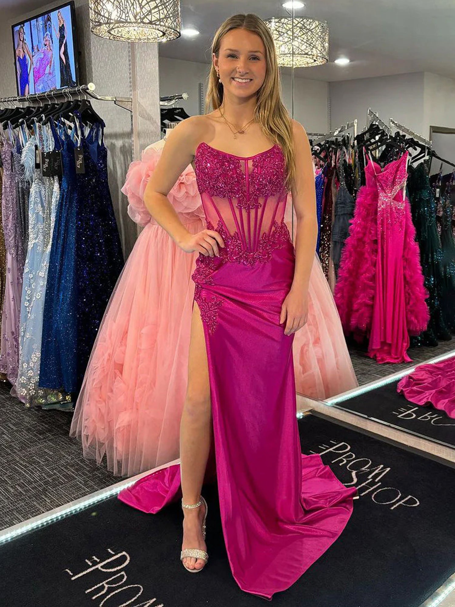Myki | Vestidos de fiesta largos de sirena de satén fucsia sin tirantes y con abertura