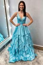 Vestido de fiesta largo con volantes multicapa en color azul agua con piedras calientes de nácar