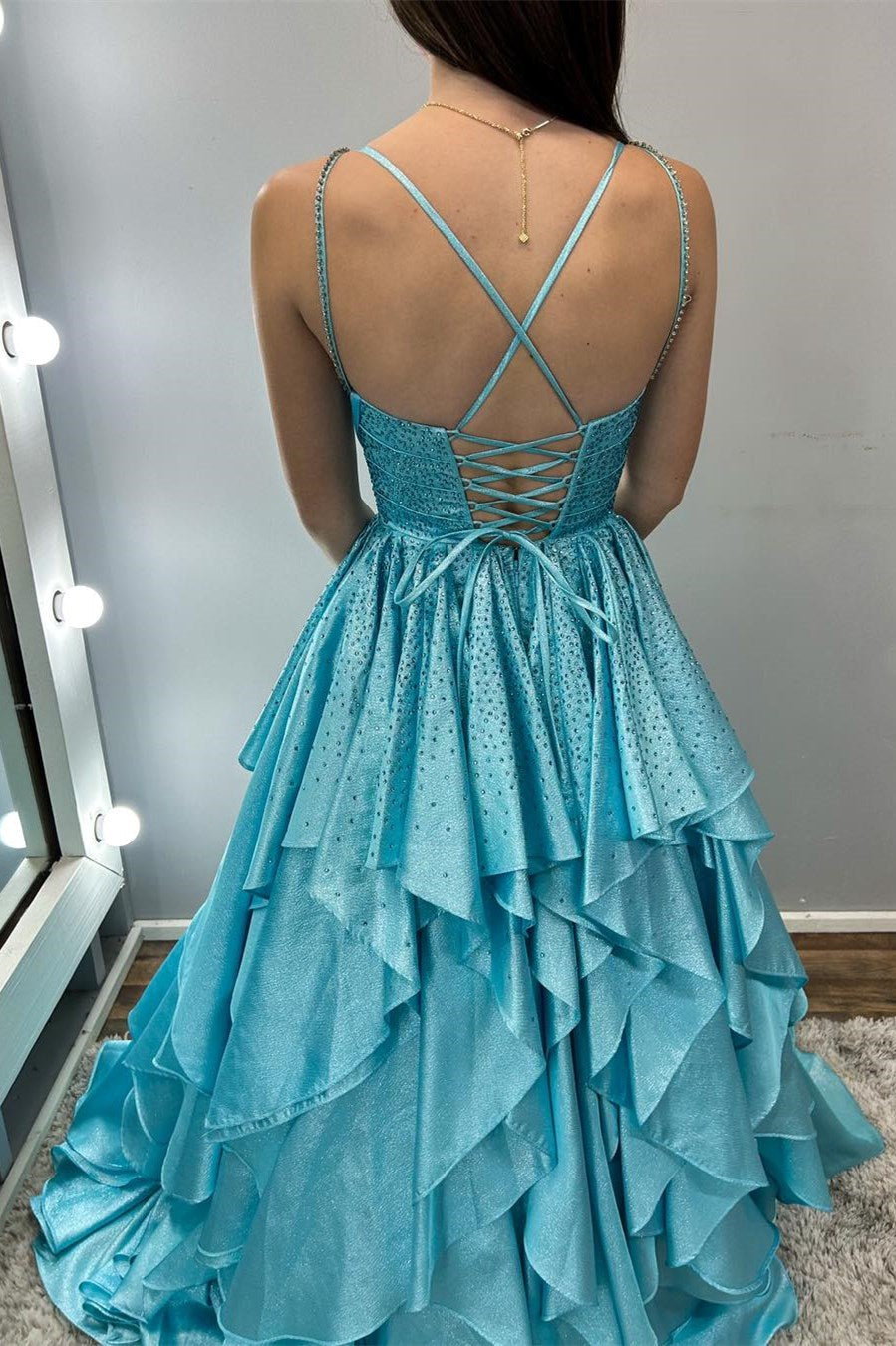 Vestido de fiesta largo con volantes multicapa en color azul agua con piedras calientes de nácar