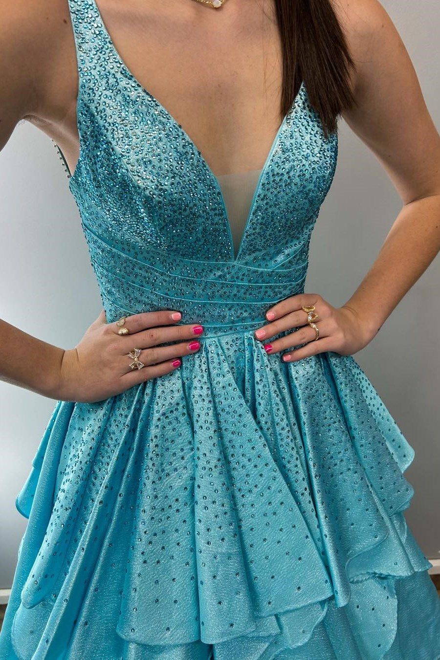 Vestido de fiesta largo con volantes multicapa en color azul agua con piedras calientes de nácar