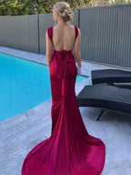 Nanala | Vestido de fiesta largo plisado de satén con tirantes de sirena color burdeos y cola