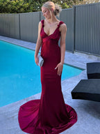 Nanala | Vestido de fiesta largo plisado de satén con tirantes de sirena color burdeos y cola