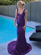 Nanala | Vestido de fiesta largo plisado de satén con tirantes de sirena color burdeos y cola