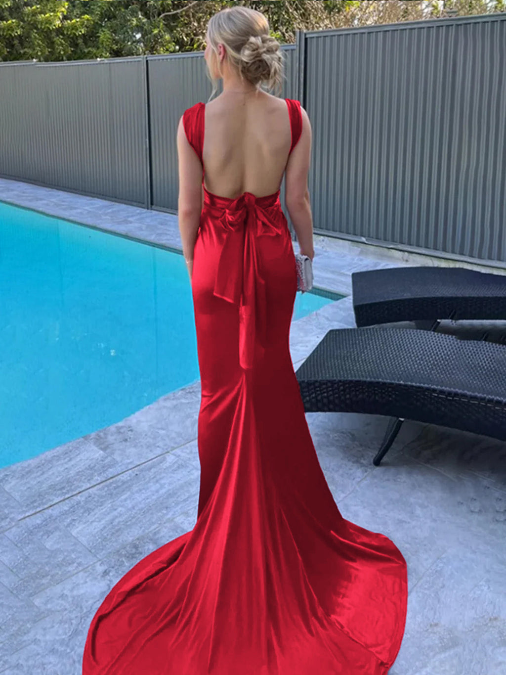 Nanala | Vestido de fiesta largo plisado de satén con tirantes de sirena color burdeos y cola
