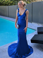 Nanala | Vestido de fiesta largo plisado de satén con tirantes de sirena color burdeos y cola