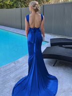 Nanala | Vestido de fiesta largo plisado de satén con tirantes de sirena color burdeos y cola
