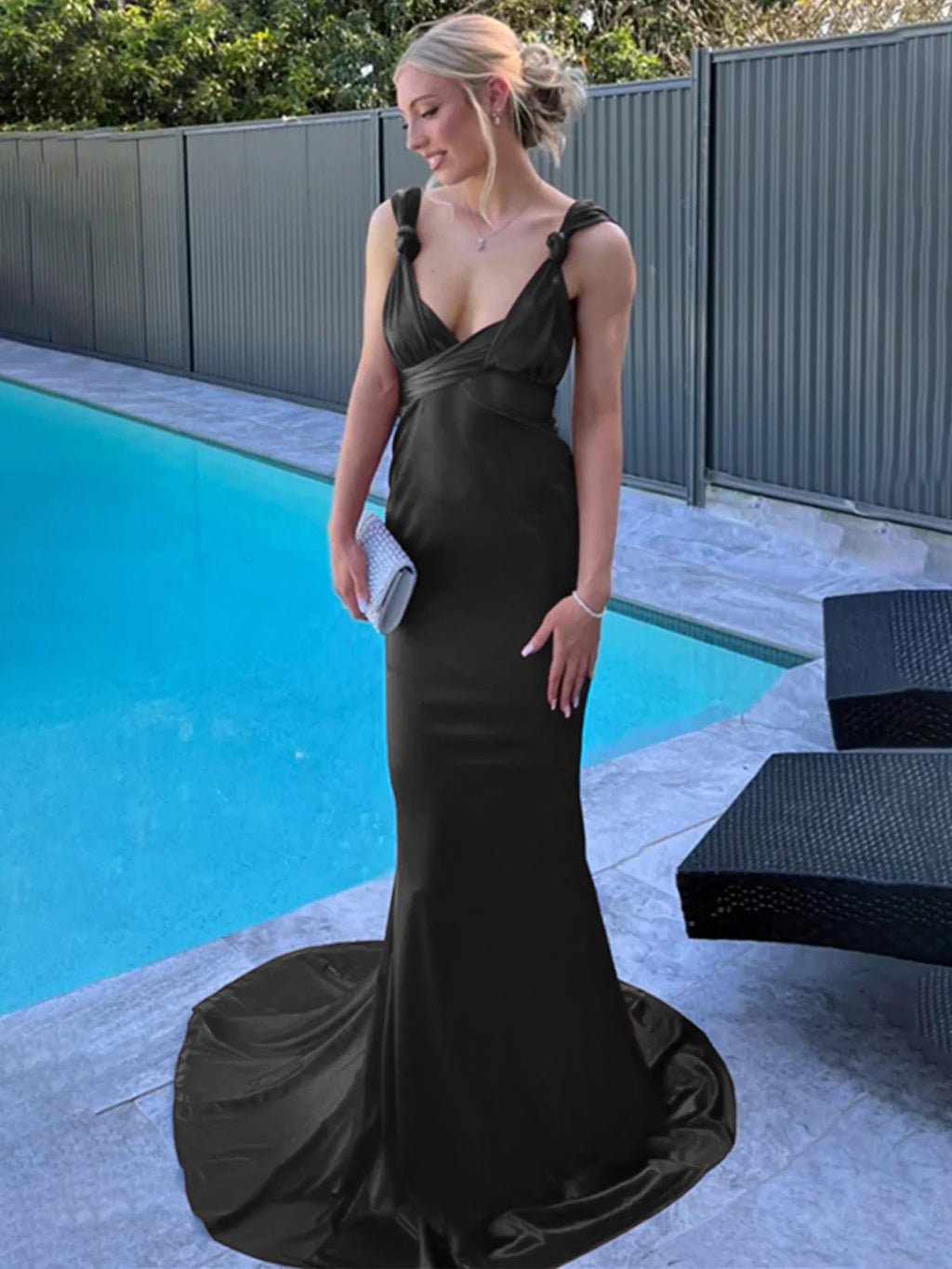 Nanala | Vestido de fiesta largo plisado de satén con tirantes de sirena color burdeos y cola